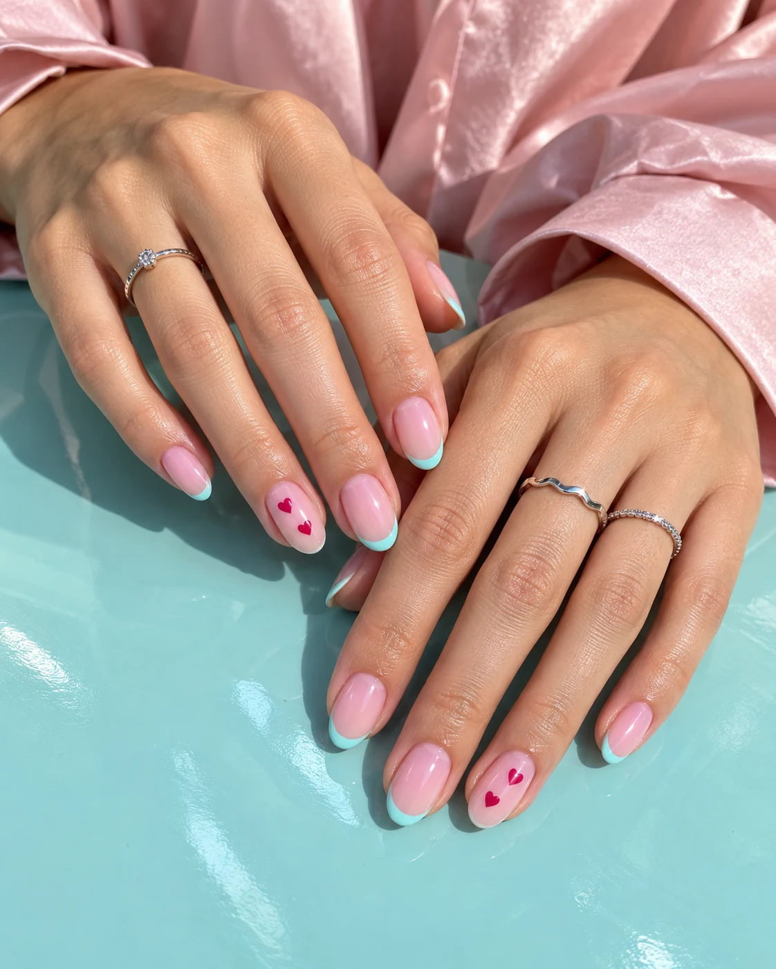 KI-generierte Nail-Art-Inspiration mit pinken Herzen und türkisfarbenen Spitzen